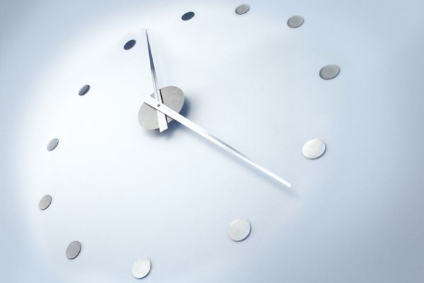 Wanduhr von Radius Design hier günstig online kaufen | designbowl